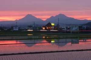 大分市より由布岳（左）と鶴見山を望む